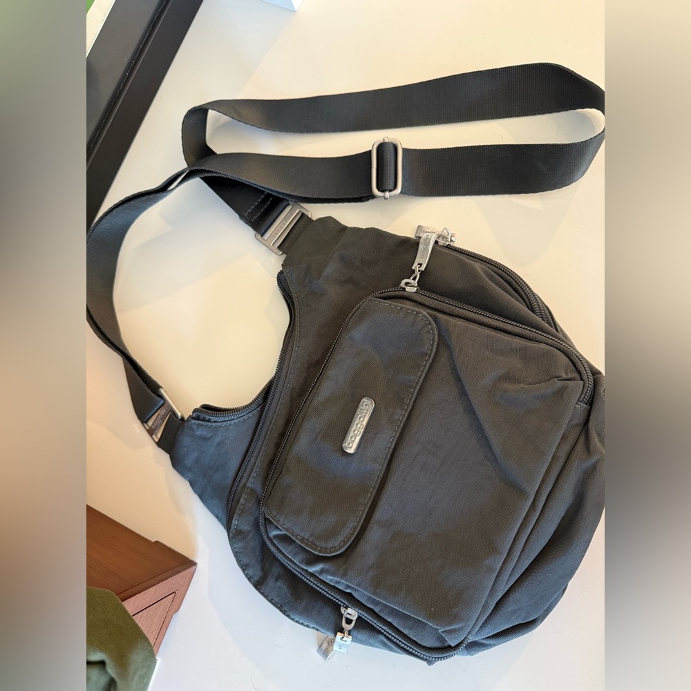 Baggallini crossbody purse